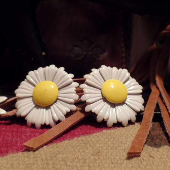 Vintage CLIP-ON Earrings Enamel Daisy SET OF 2 - Picture 2 of 6